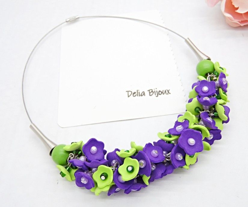 Colier handmade statement cu flori mov si verzi - Eleganță Florală (cod1464)