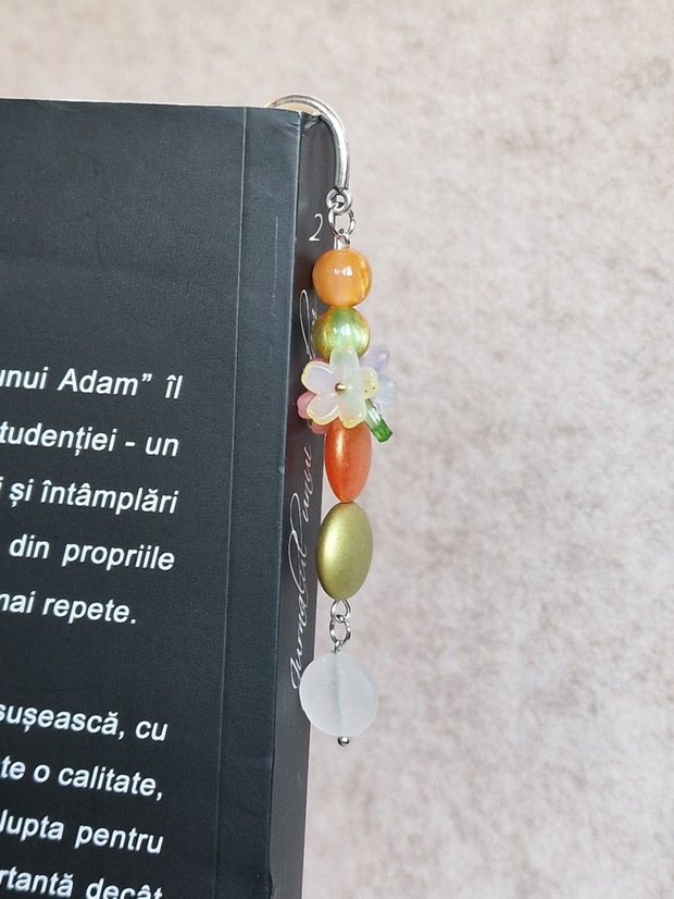 Semn de carte cu flori și mărgele
