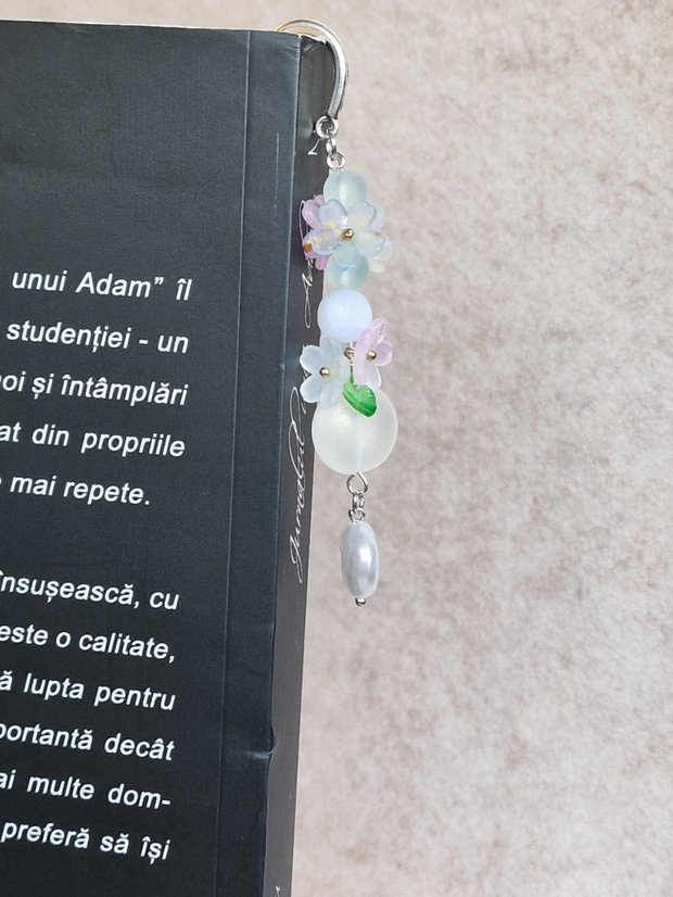 Semn de carte cu flori și mărgele