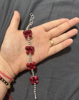 Brățară handmade cu mărgele roșii din sticlă și distanțiere argintii