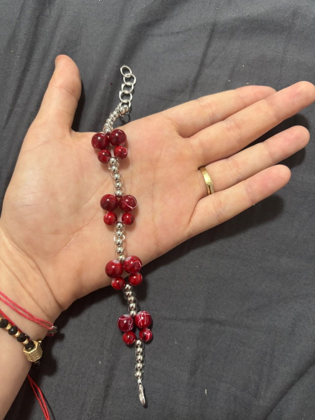 Brățară handmade cu mărgele roșii din sticlă și distanțiere argintii