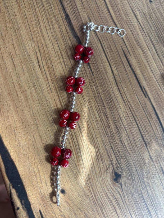 Brățară handmade cu mărgele roșii din sticlă și distanțiere argintii