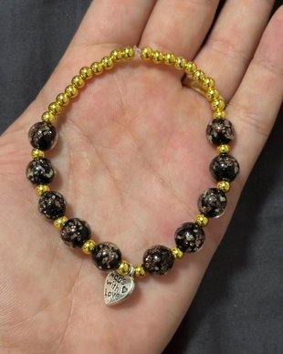 Brățară handmade cu mărgele din sticlă negre și aurii  charm inimă