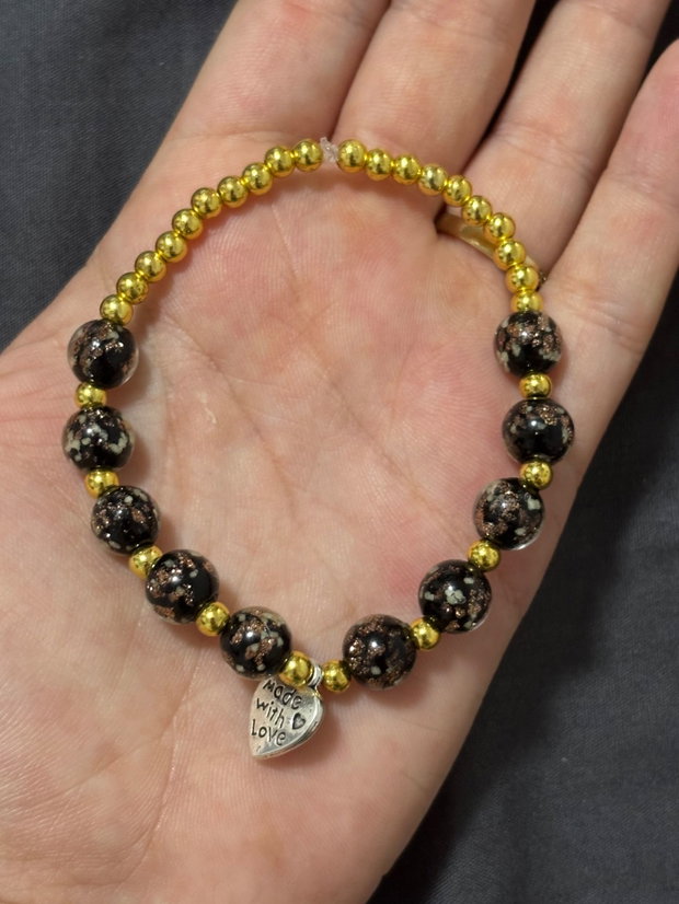 Brățară handmade cu mărgele din sticlă negre și aurii charm inimă