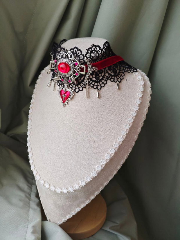 Colier CHOKER elegant victorian handmade negru si rosu motiv inima cu dantela, catifea si charm