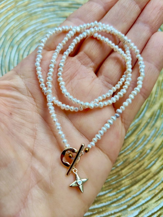 Colier fin CHOKER perle de cultura albe