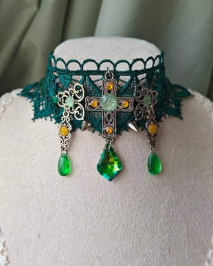 Colier choker cruce victorian baroc handmade verde cu dantela, catifea, charms si cristale