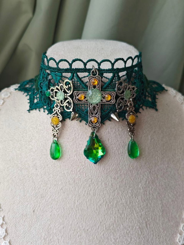 Colier choker cruce victorian baroc handmade verde cu dantela, catifea, charms si cristale