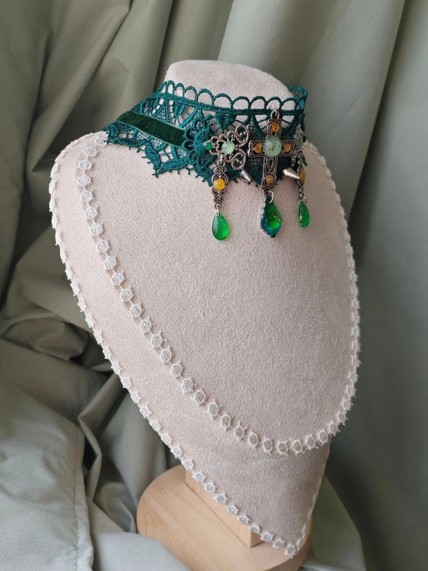Colier choker cruce victorian baroc handmade verde cu dantela, catifea, charms si cristale