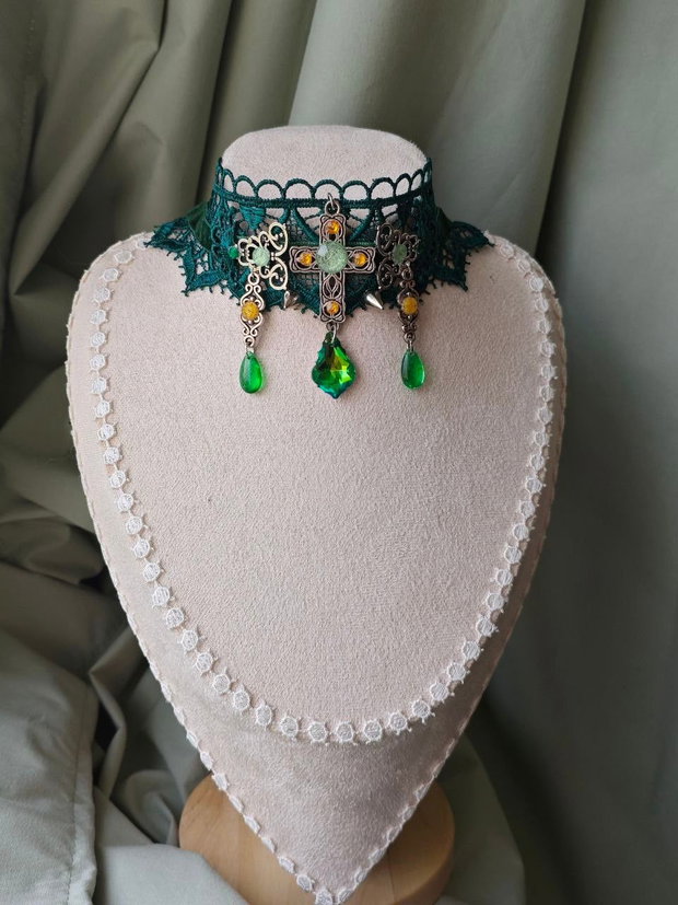 Colier choker cruce victorian baroc handmade verde cu dantela, catifea, charms si cristale