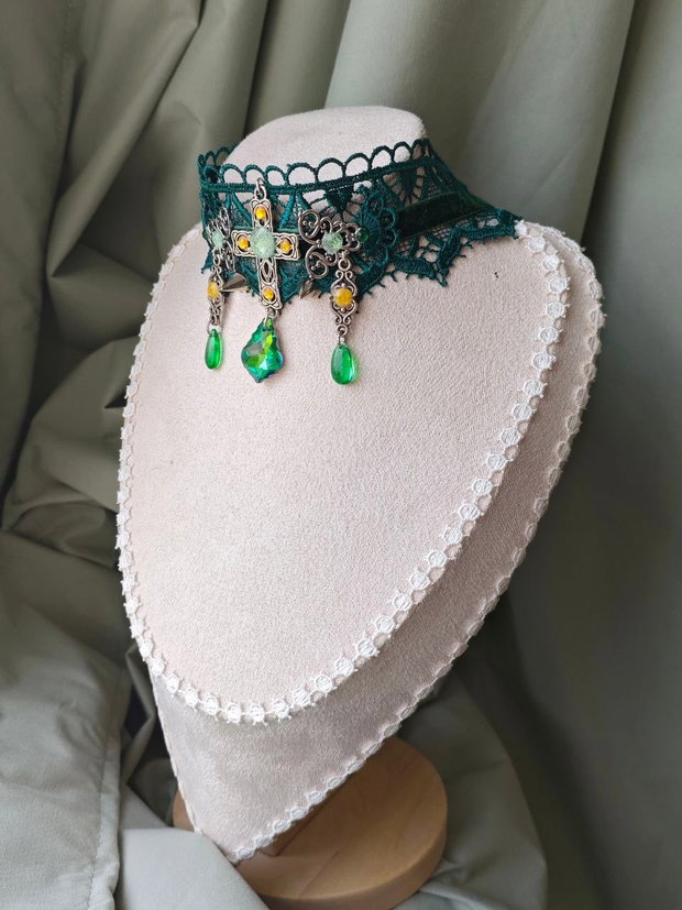 Colier choker cruce victorian baroc handmade verde cu dantela, catifea, charms si cristale