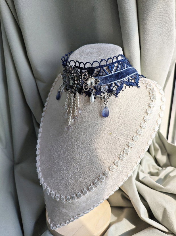 Colier choker victorian gothic handmade albastru navy cu dantela, catifea, margele si cristale