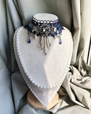 Colier choker victorian gothic handmade albastru navy cu dantela, catifea, margele si cristale