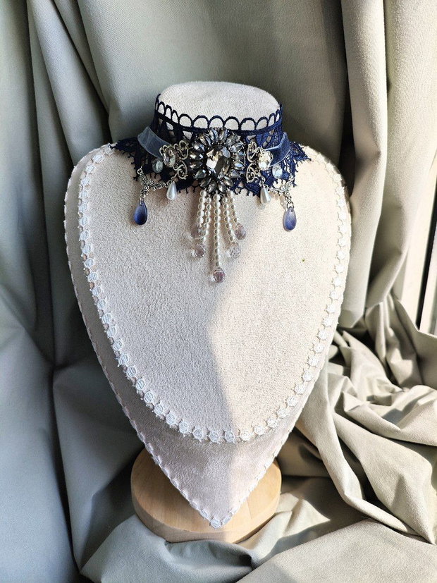 Colier choker victorian gothic handmade albastru navy cu dantela, catifea, margele si cristale