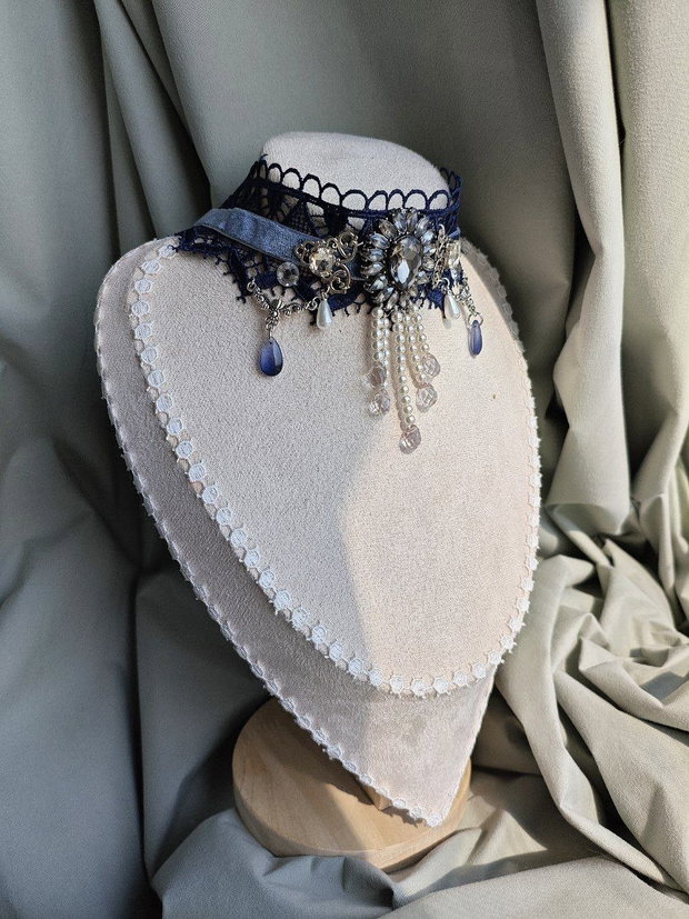 Colier choker victorian gothic handmade albastru navy cu dantela, catifea, margele si cristale