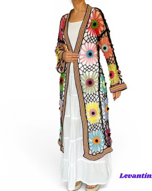 Cardigan croșetat manual cu flori multicolore cu moțuri negre realizate manual în centru  stil boho oversized