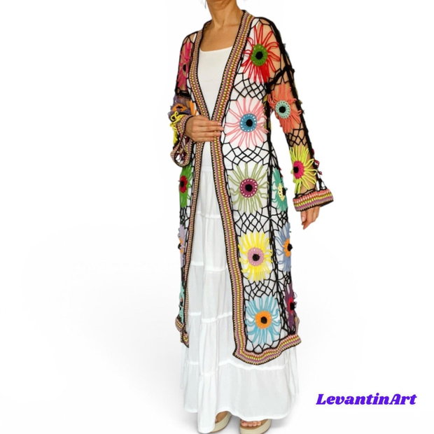 Cardigan croșetat manual cu flori multicolore cu moțuri negre realizate manual în centru stil boho oversized