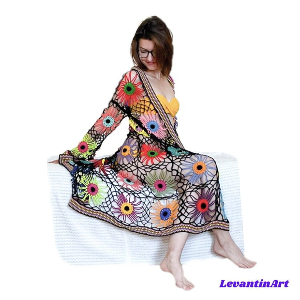 Cardigan croșetat manual cu flori multicolore cu moțuri negre realizate manual în centru stil boho oversized