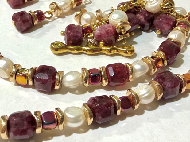 SET~BURGUNDY ELEGANCE~jad fațetat,perle de cultură,hematit electroplacat,accesorii placate cu aur,inox
