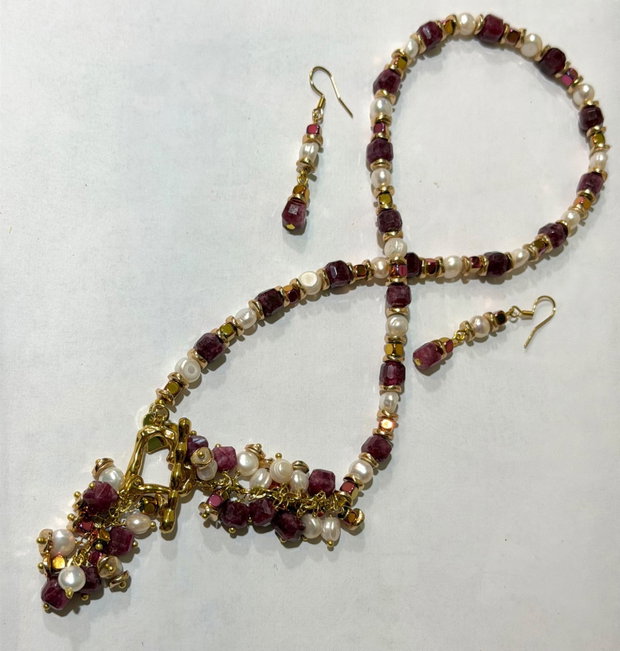 SET~BURGUNDY ELEGANCE~jad fațetat,perle de cultură,hematit electroplacat,accesorii placate cu aur,inox