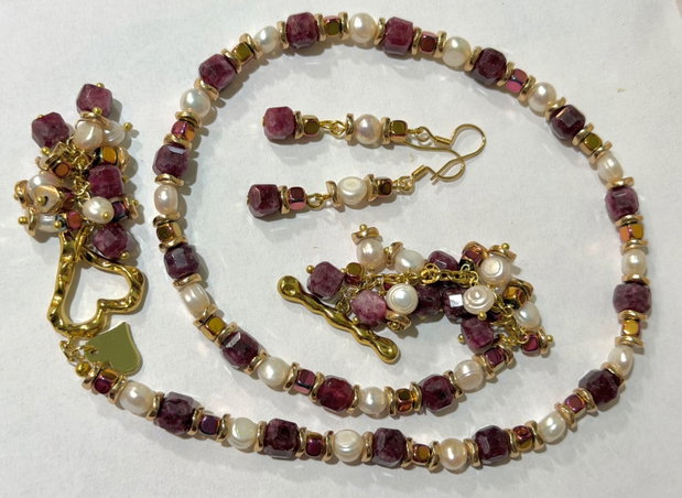 SET~BURGUNDY ELEGANCE~jad fațetat,perle de cultură,hematit electroplacat,accesorii placate cu aur,inox