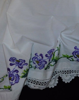 Fata de masa sau   draperie   , produs vintage, cusut, dantele manuale