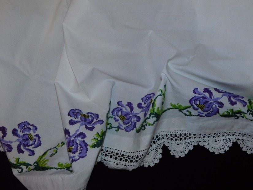 Fata de masa sau draperie , produs vintage, cusut, dantele manuale