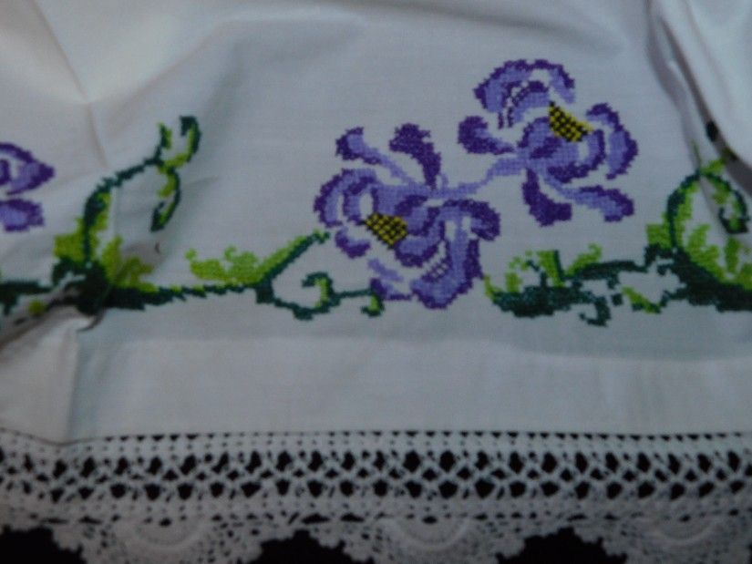 Fata de masa sau draperie , produs vintage, cusut, dantele manuale