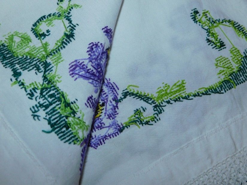 Fata de masa sau draperie , produs vintage, cusut, dantele manuale