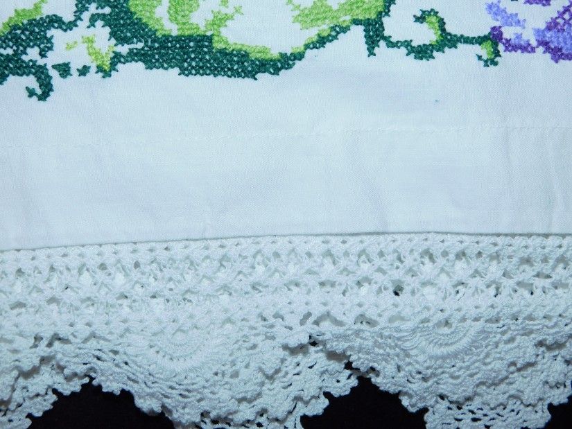 Fata de masa sau draperie , produs vintage, cusut, dantele manuale