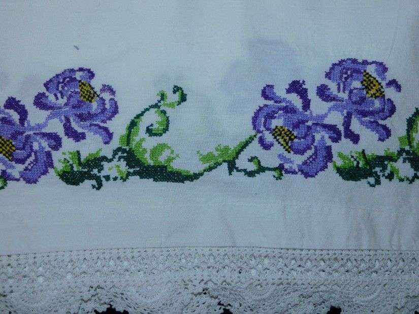 Fata de masa sau draperie , produs vintage, cusut, dantele manuale
