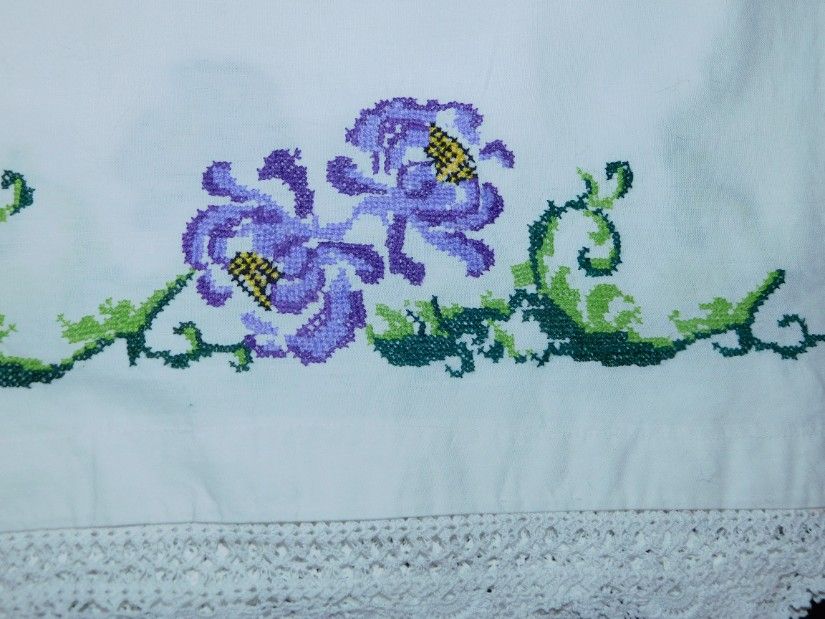 Fata de masa sau draperie , produs vintage, cusut, dantele manuale