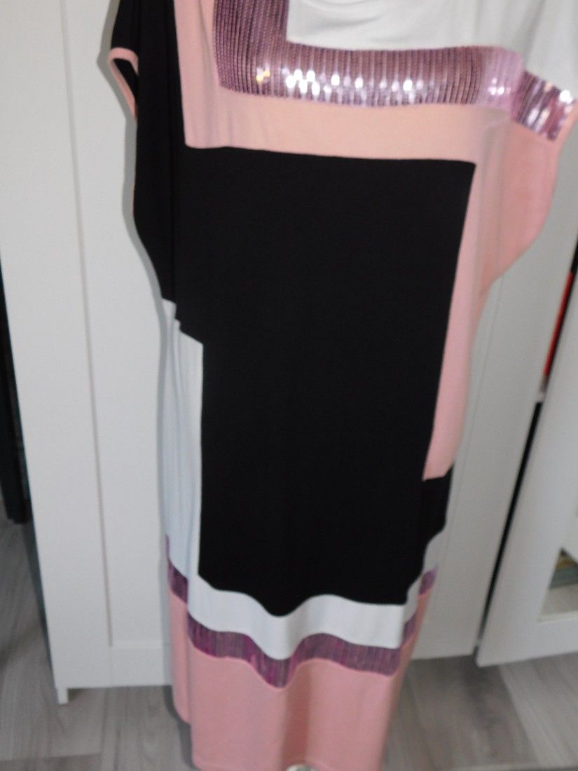 Rochie noua, fara mineci, masura 48 - 50 deosebita