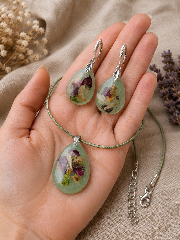 Set handmade din rășină cu flori naturale presate  Colier și cercei în formă de lacrimă