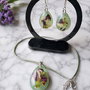 Set handmade din rășină cu flori naturale presate  Colier și cercei în formă de lacrimă