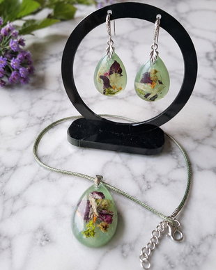 Set handmade din rășină cu flori naturale presate  Colier și cercei în formă de lacrimă