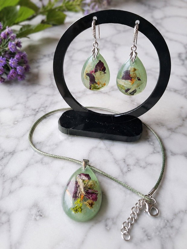 Set handmade din rășină cu flori naturale presate  Colier și cercei în formă de lacrimă