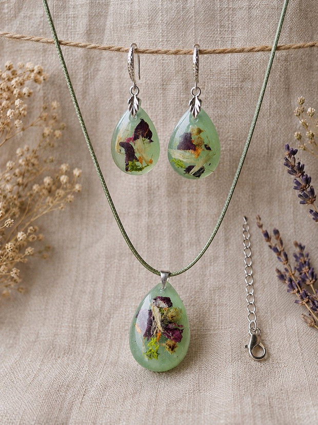 Set handmade din rășină cu flori naturale presate  Colier și cercei în formă de lacrimă