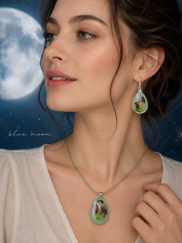 Set handmade din rășină cu flori naturale presate  Colier și cercei în formă de lacrimă