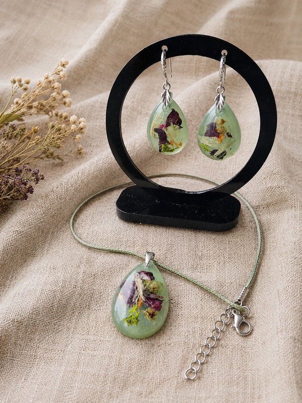 Set handmade din rășină cu flori naturale presate  Colier și cercei în formă de lacrimă