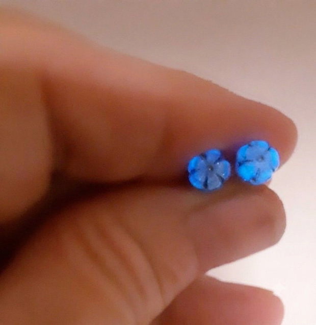Cercei unicat cu pinuri minicabochoane in forma de floare bleu vert din sticla fuzionata fosforescenta