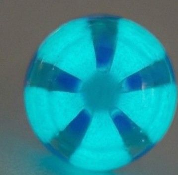 Cercei unicat cu pinuri minicabochoane in forma de floare bleu vert din sticla fuzionata fosforescenta