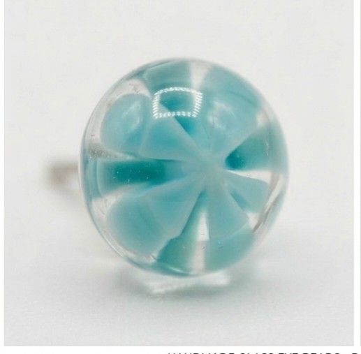 Cercei unicat cu pinuri minicabochoane in forma de floare bleu vert din sticla fuzionata fosforescenta