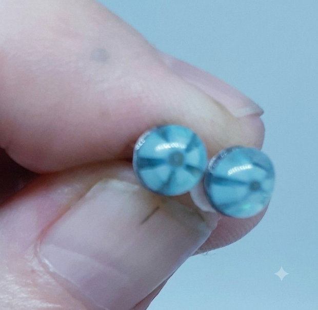Cercei unicat cu pinuri minicabochoane in forma de floare bleu vert din sticla fuzionata fosforescenta