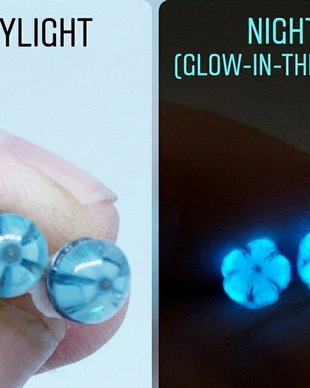 Cercei unicat cu pinuri minicabochoane in forma de floare bleu vert din sticla fuzionata fosforescenta