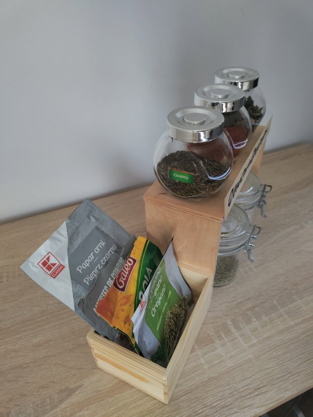 Organizator pentru condimente realizat manual