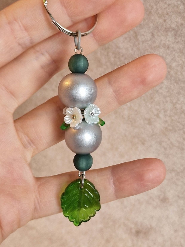 Breloc din mărgele decorative și flori