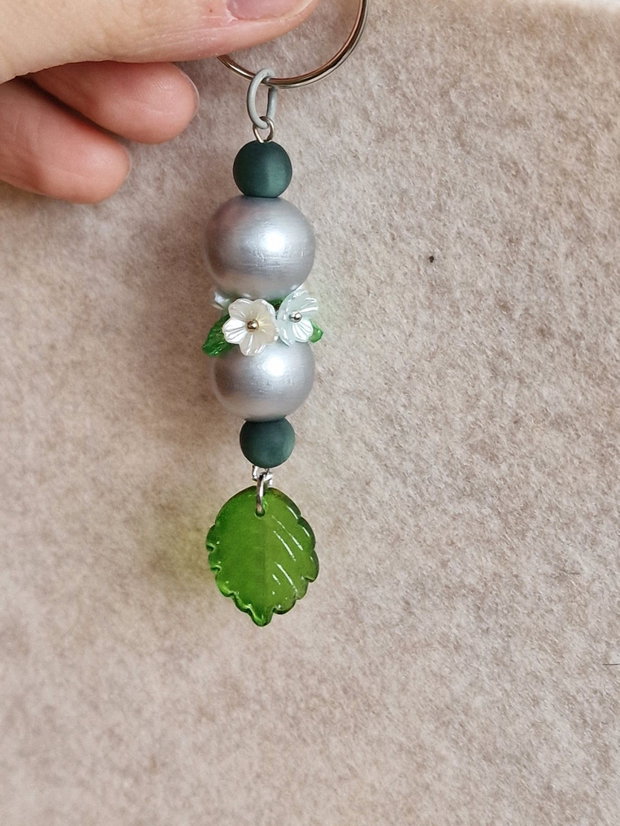 Breloc din mărgele decorative și flori