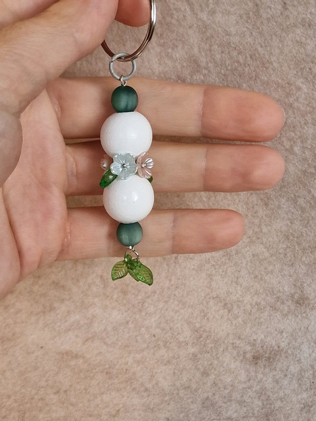 Breloc din mărgele decorative și flori