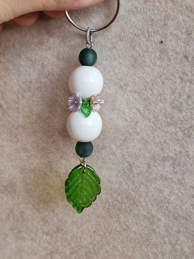 Breloc din mărgele decorative și flori